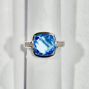 9ct white gold chunky blue topaz statement ring with diamond set shoulders