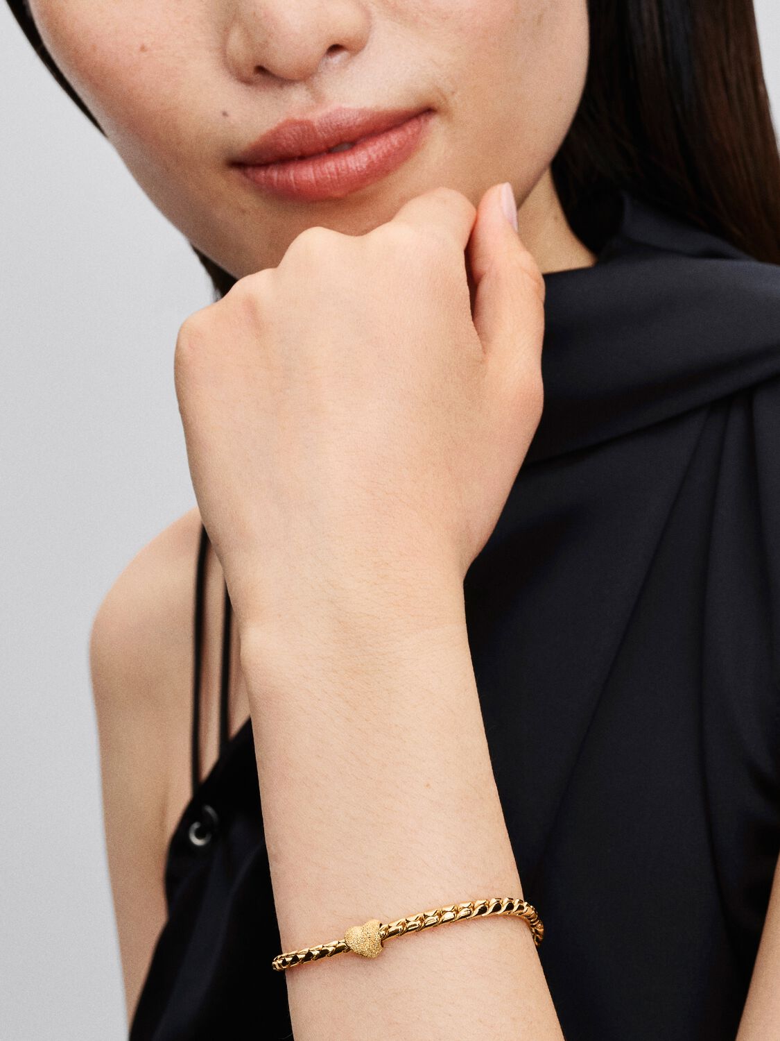 2025Q3E_collection_moments_go_ac_tp_pdp_model_single_21_1x1_RGB