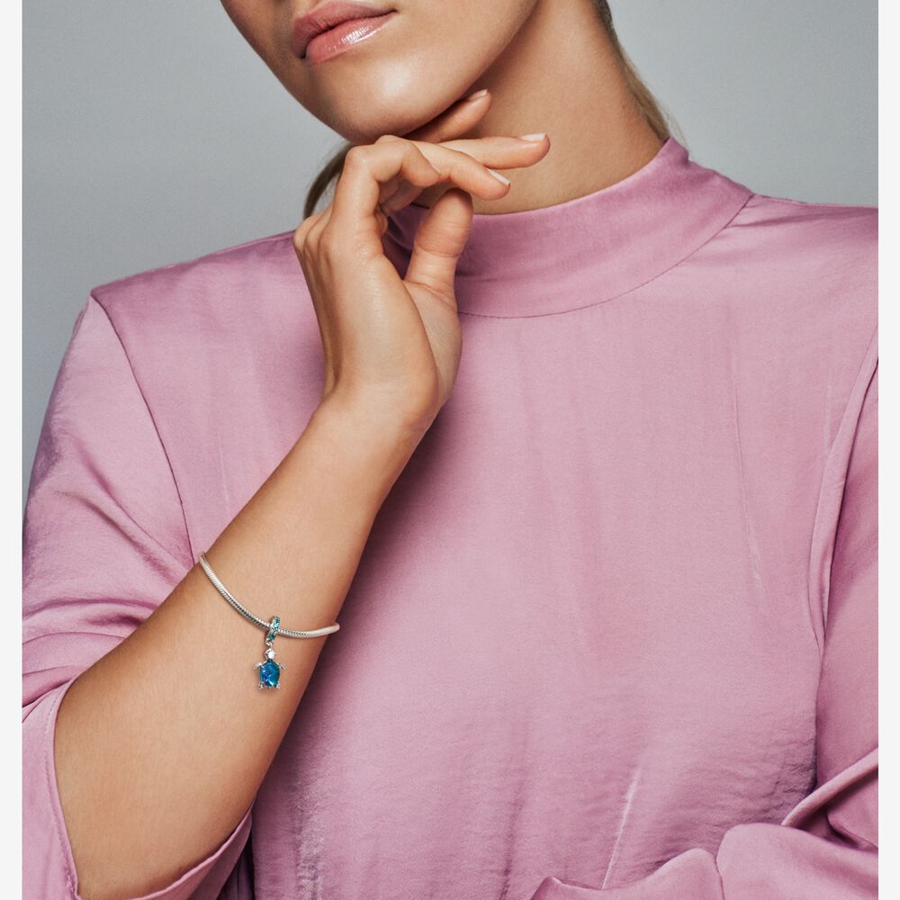 798939C01_ABC123_MODEL_ECOM_RGB