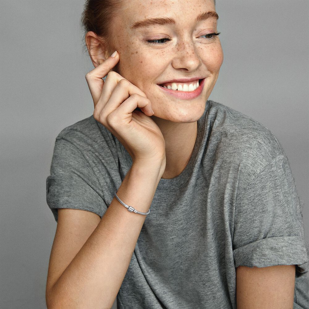 598816C00_ABC123_MODEL_eCOM_01_RGB