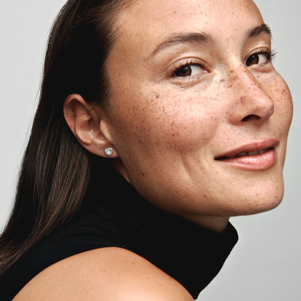 298427C01_ABC123_MODEL_eCOM_01_RGB