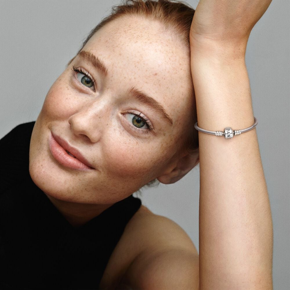 590702HV_ABC123_MODEL_eCOM_01_RGB