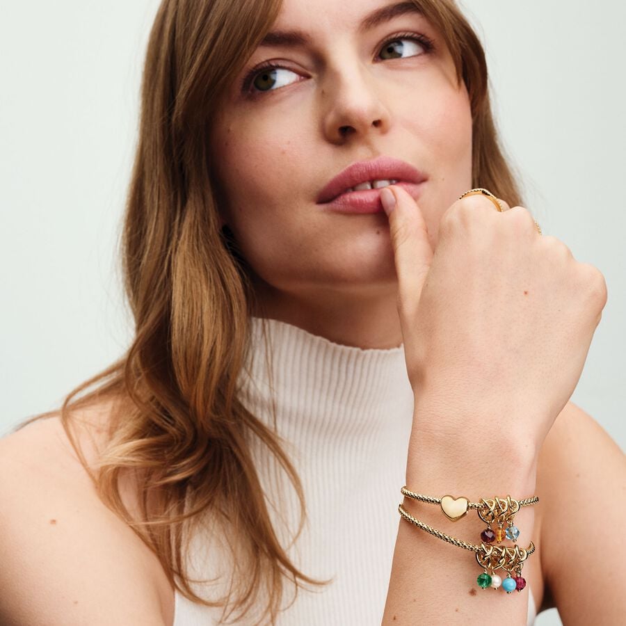 Q324_E_PDP_MODEL_STYLED_07_1x1_RGB