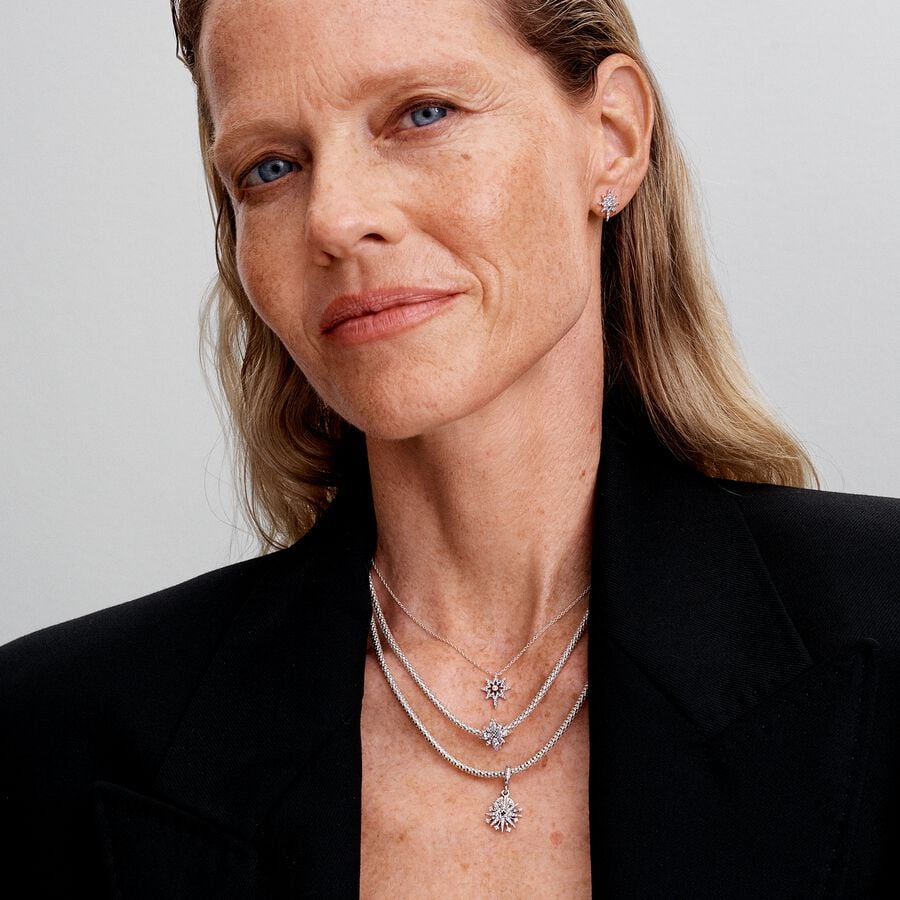 Q424_G_PDP_MODEL_STYLED_22_1x1_RGB