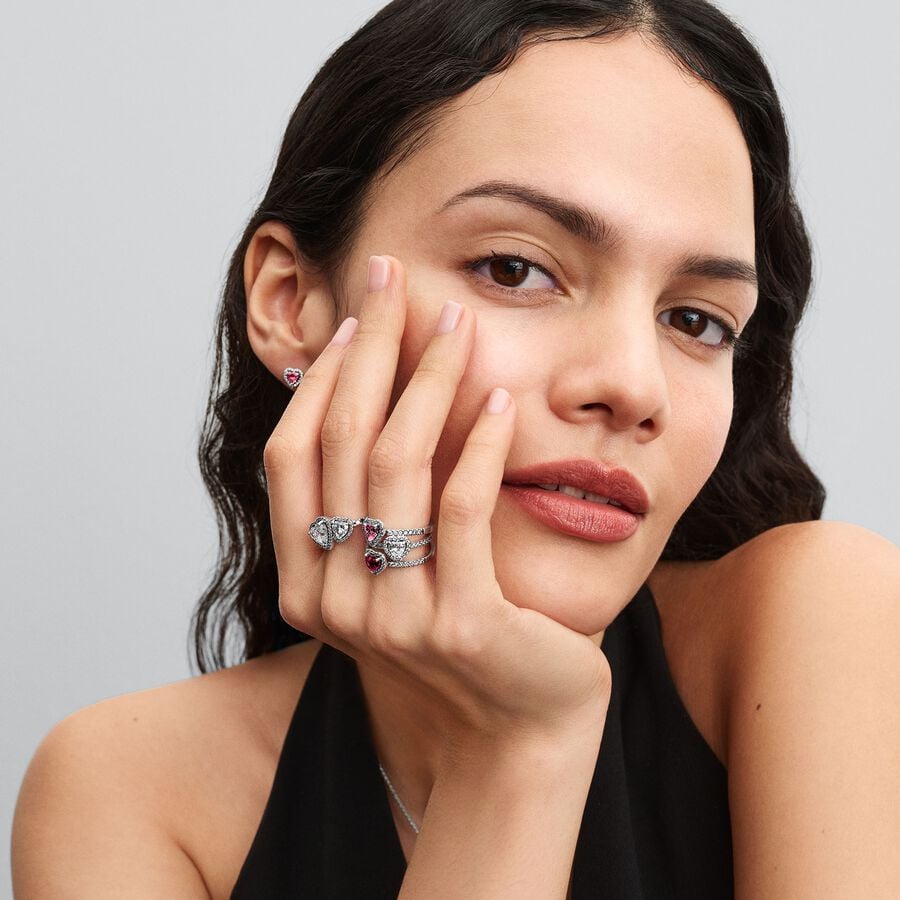 Q225_C_PDP_Model_Styled_02_PREMD_1x1_RGB