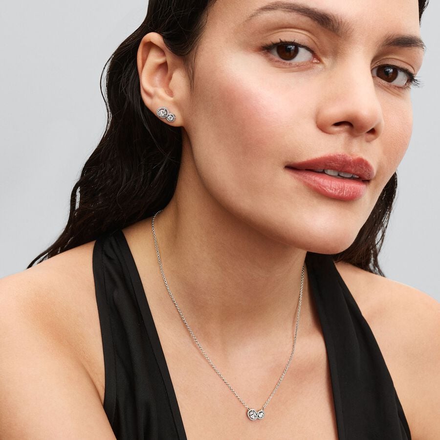 Q225_C_PDP_Model_Styled_25_1x1_RGB