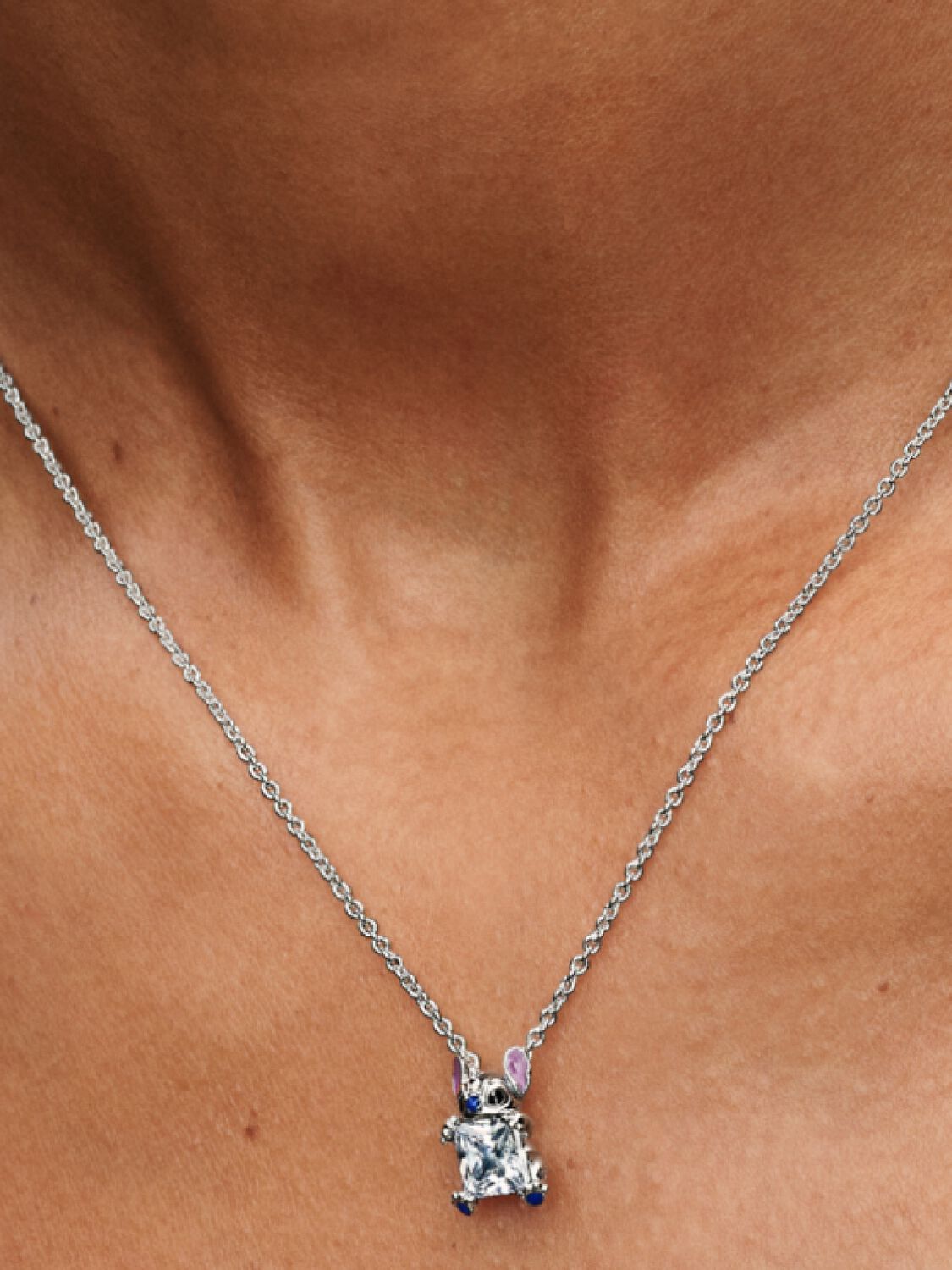 2025Q2D_collection_disney_go_ac_tp_pdp_model_single_07_1x1_rgb_necklace