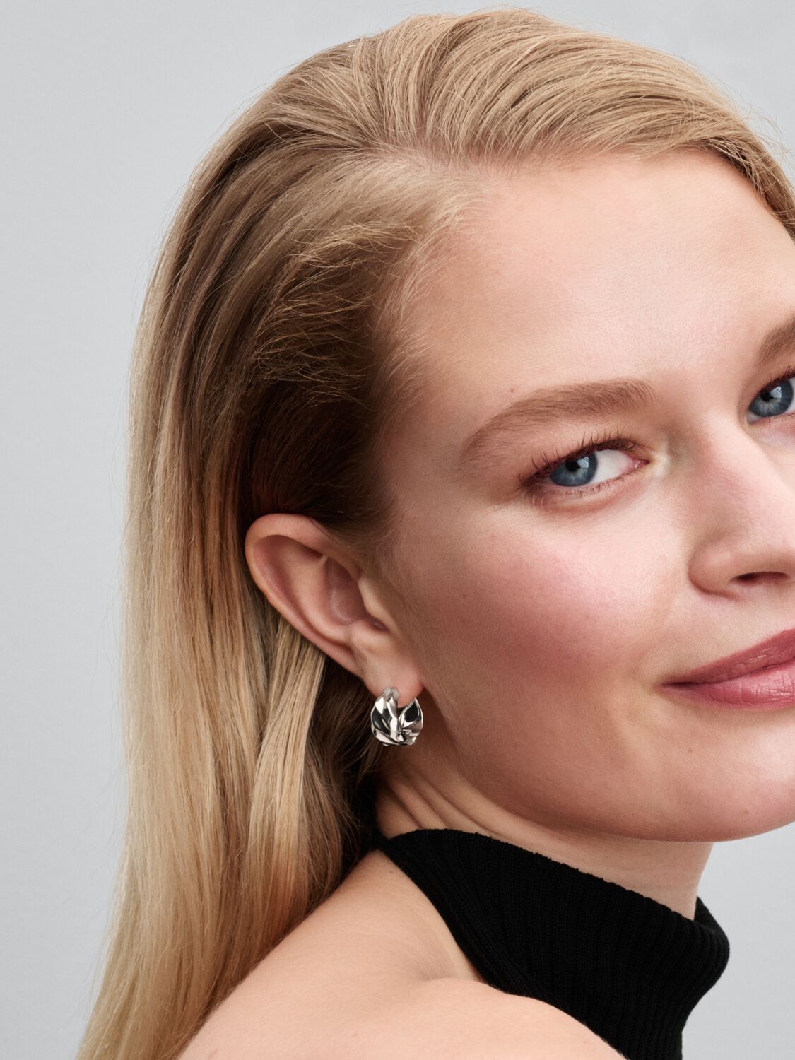 2025Q2D_collection_essence_go_ac_tp_pdp_model_single_14_1x1_rgb