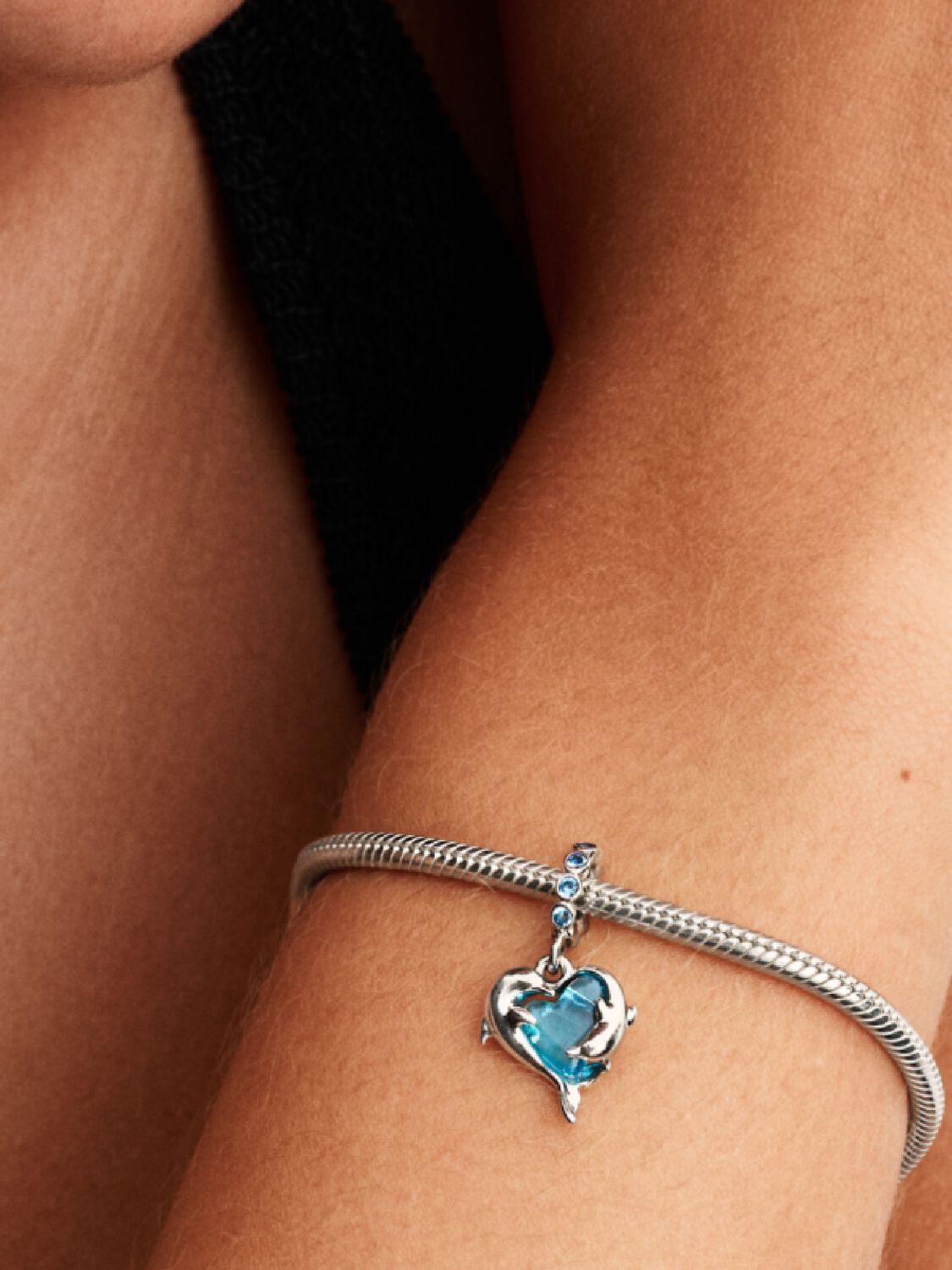 2025Q2D_collection_moments_go_ac_tp_pdp_model_single_05_1x1_rgb_charm