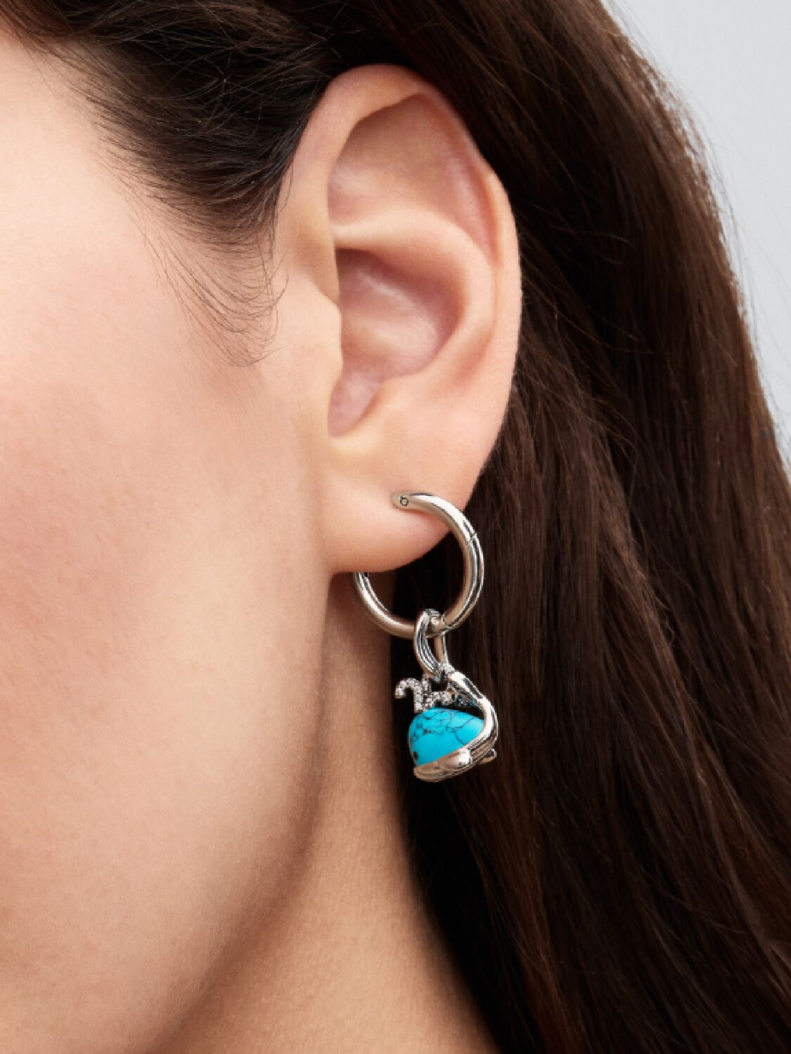 2025Q2D_collection_moments_go_ac_tp_pdp_model_single_15_1x1_rgb_charm