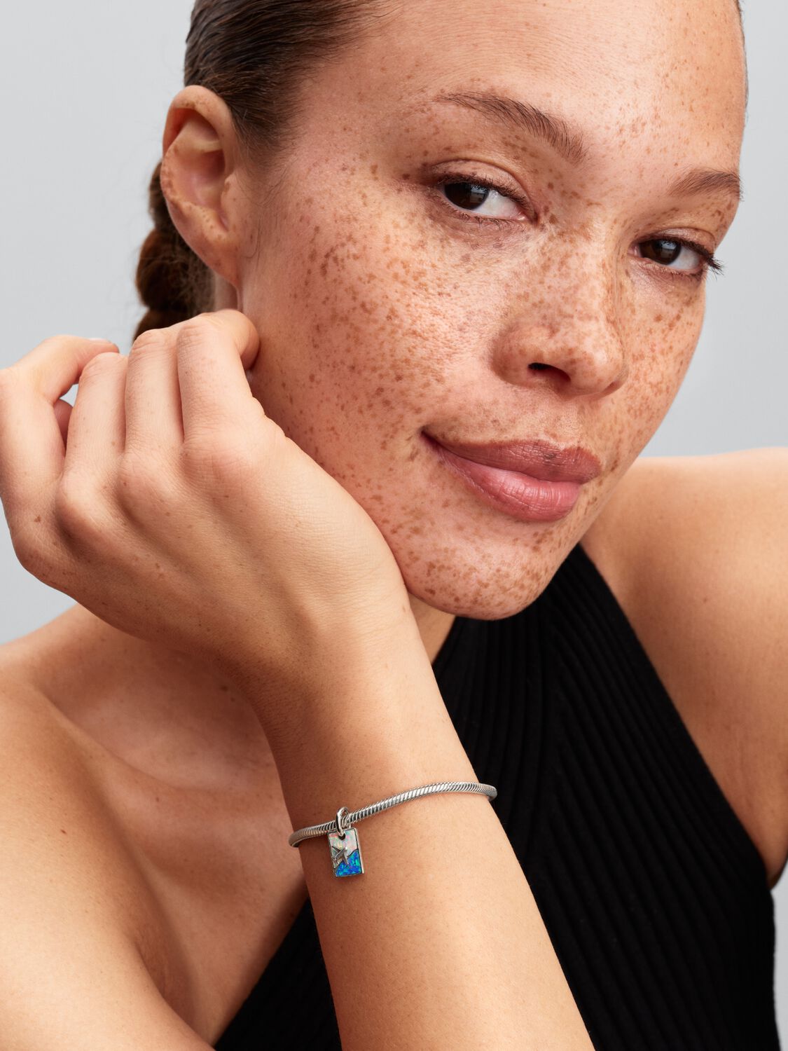 2025Q2D_collection_moments_go_ac_tp_pdp_model_single_24_1x1_rgb