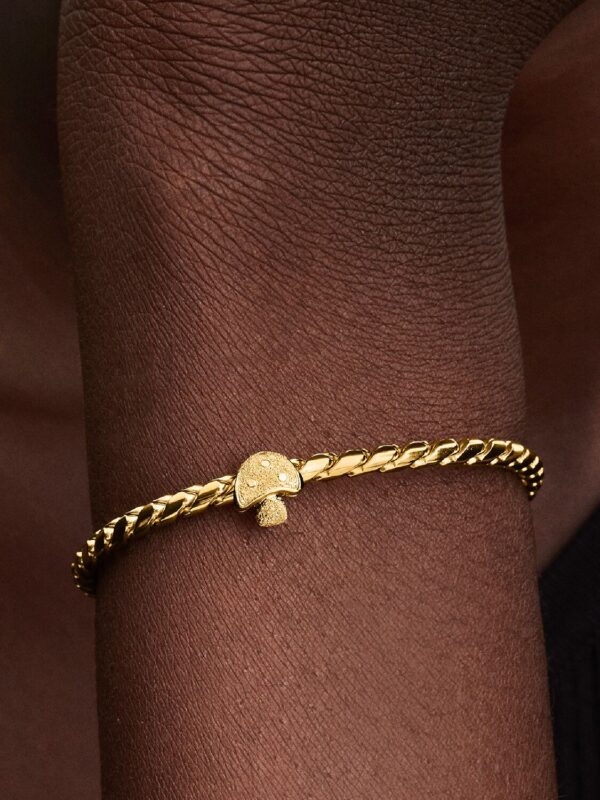 2025Q3E_collection_moments_go_ac_tp_pdp_model_single_14_1x1_RGB_charm