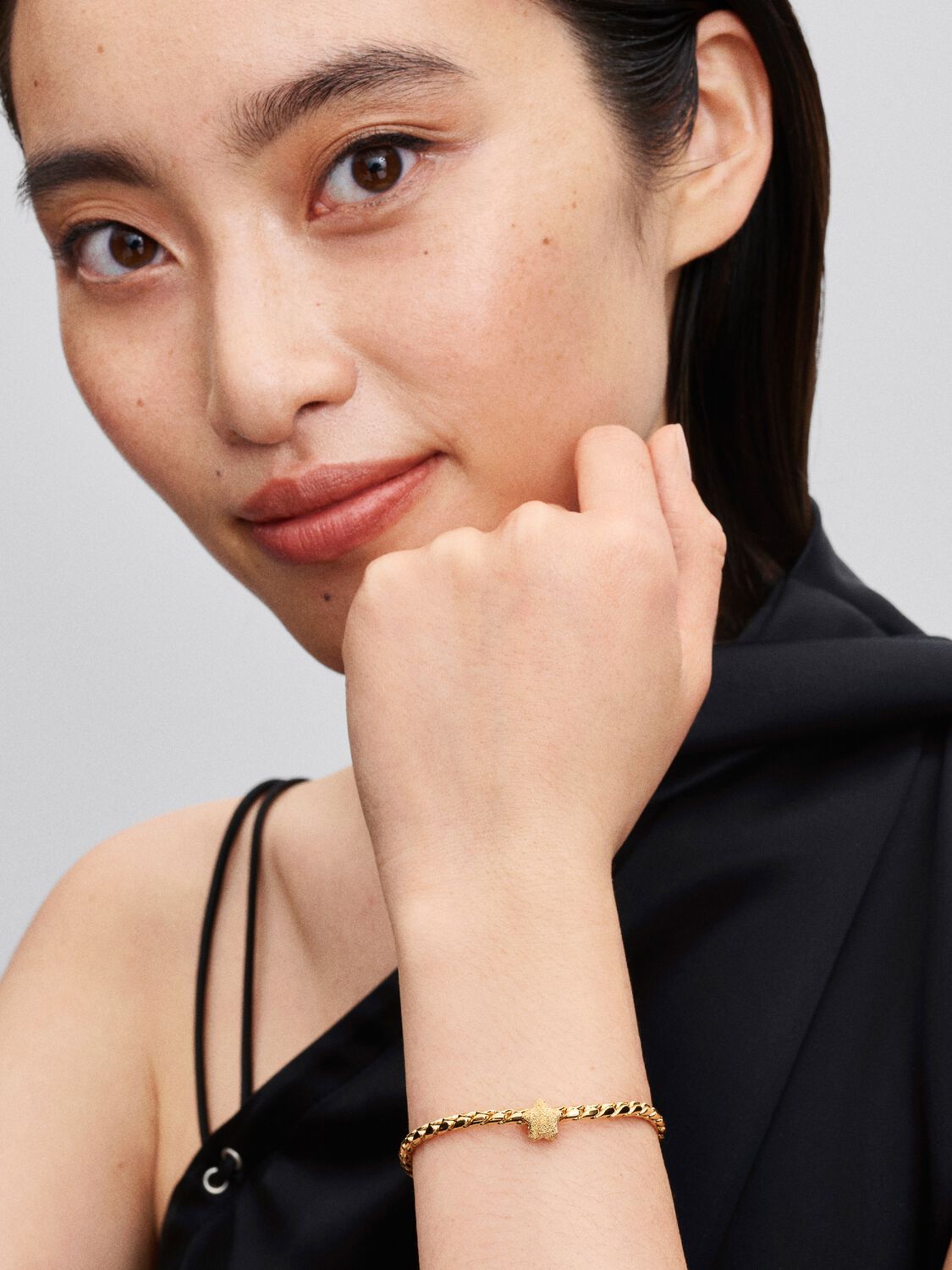 2025Q3E_collection_moments_go_ac_tp_pdp_model_single_17_1x1_RGB