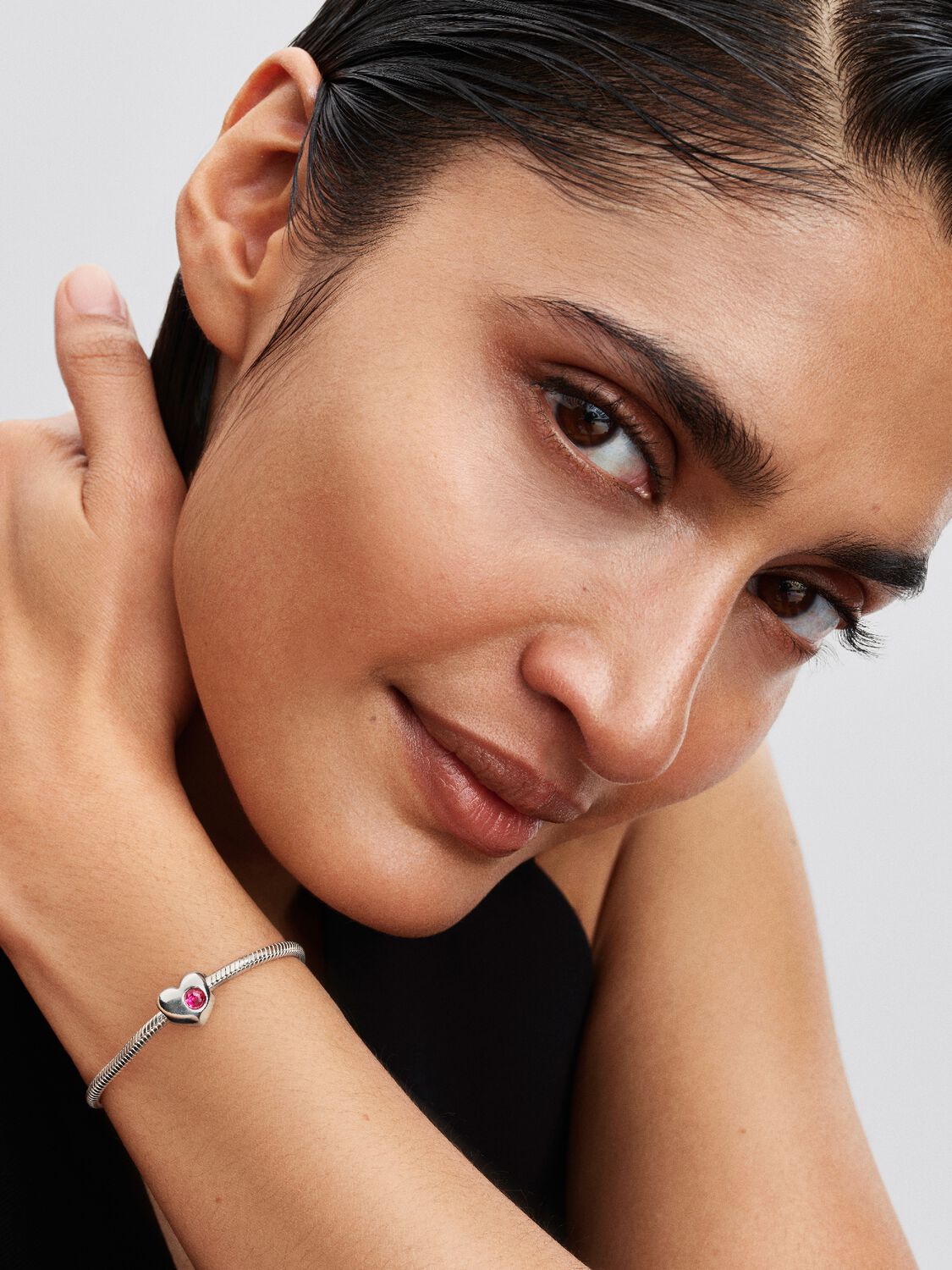 2025Q3E_collection_moments_go_ac_tp_pdp_model_single_70_1x1_RGB