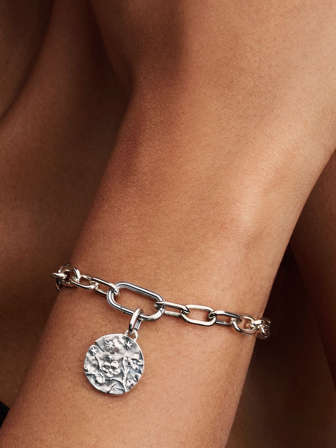 2025Q3E_collection_pme_go_ac_tp_pdp_model_single_04_1x1_RGB_charm