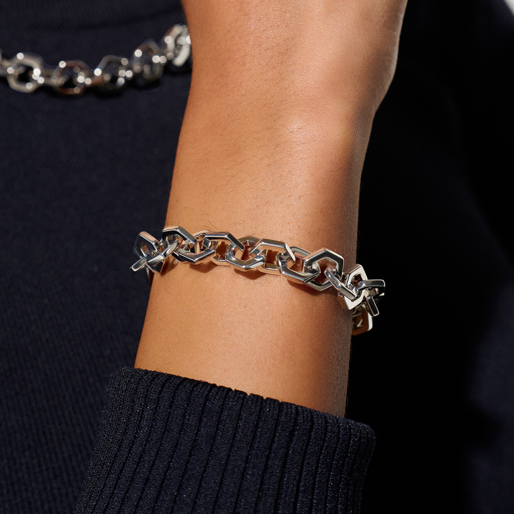 24100090_3_wrist