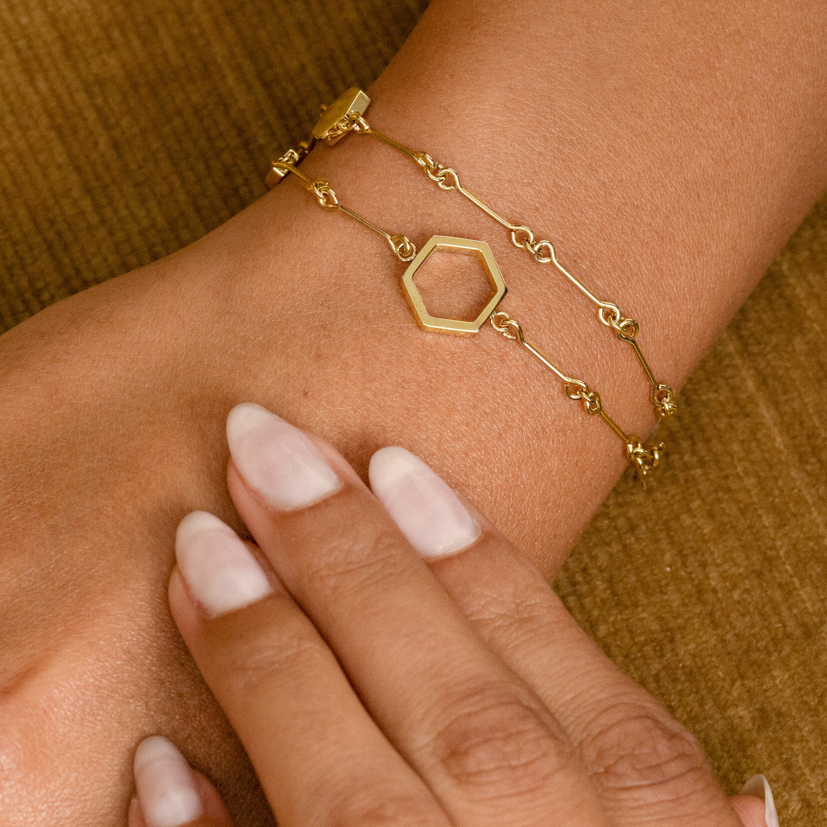 24100308_3_wrist